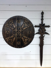Bouclier et épée celtique en chêne