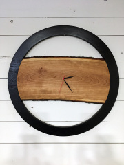 Horloge en cerisier et contour en cèdre