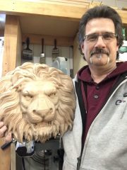 Moi et la tête de lion en gravure 3D fraichement terminé