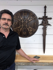 Moi avec un bouclier et une épée celtique