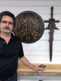 Moi avec un bouclier et une épée celtique