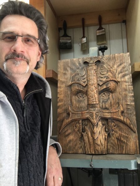 Moi qui vient de terminer une gravure 3d d'un chevalier/épée en chêne massif que j'ai teindu.