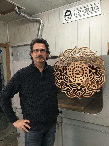 Moi avec l'appliqué mural Carré en merisier. Dimension : 58,5cm X 2,54cm -- 23pcs X 1pcs