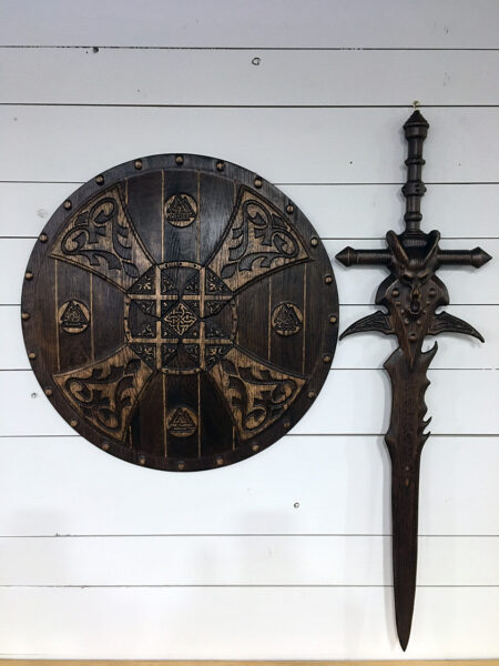 Bouclier et épée celtique en chêne massif