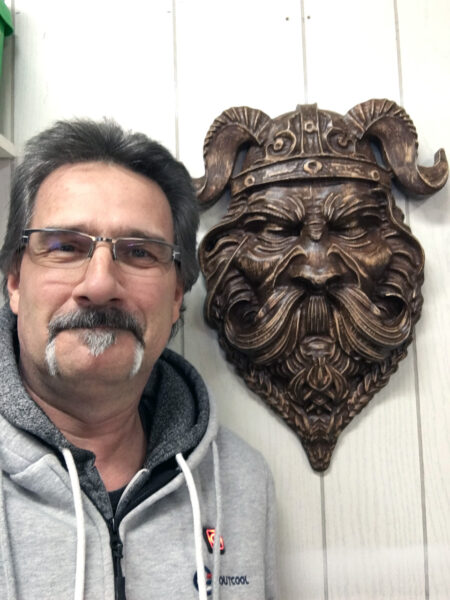 Moi qui vient de terminer une tête de viking en chêne massif que j'ai peinturé et sablé les rebords afin de maximiser les reliefs