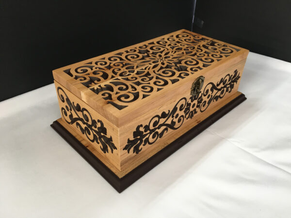Boite décorative en érable à sucre incrusté d'arabesque floral