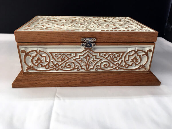 Boite décorative en cerisier incrusté d'arabesque floral