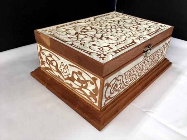 Boite décorative en cerisier incrusté d'arabesque floral -2