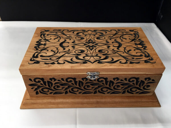 Boite décorative en cerisier incrusté d'arabesque floral