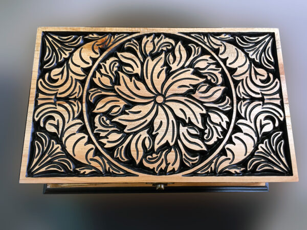 Boite décorative en érable à sucre incrusté d'arabesque floral