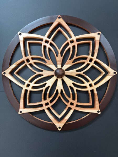 Appliqué mural "Pétale de fleur" en merisier avec une boule en noyer noir au centre. Dimension : 58,5cm X 2cm -- 23pcs X 3/4pcs