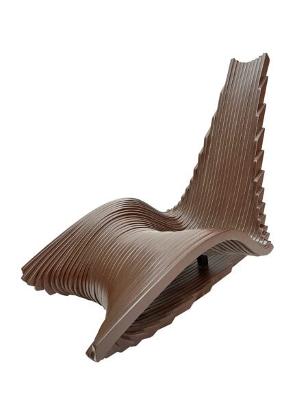 Chaise paramétrique au design contemporain en bois de tilleul peinturé brun.